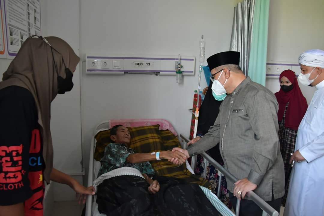 Achmad Fikri dan TGH Ahmad Syairazi Jenguk Pasien Stroke Di RS Hasan Basri