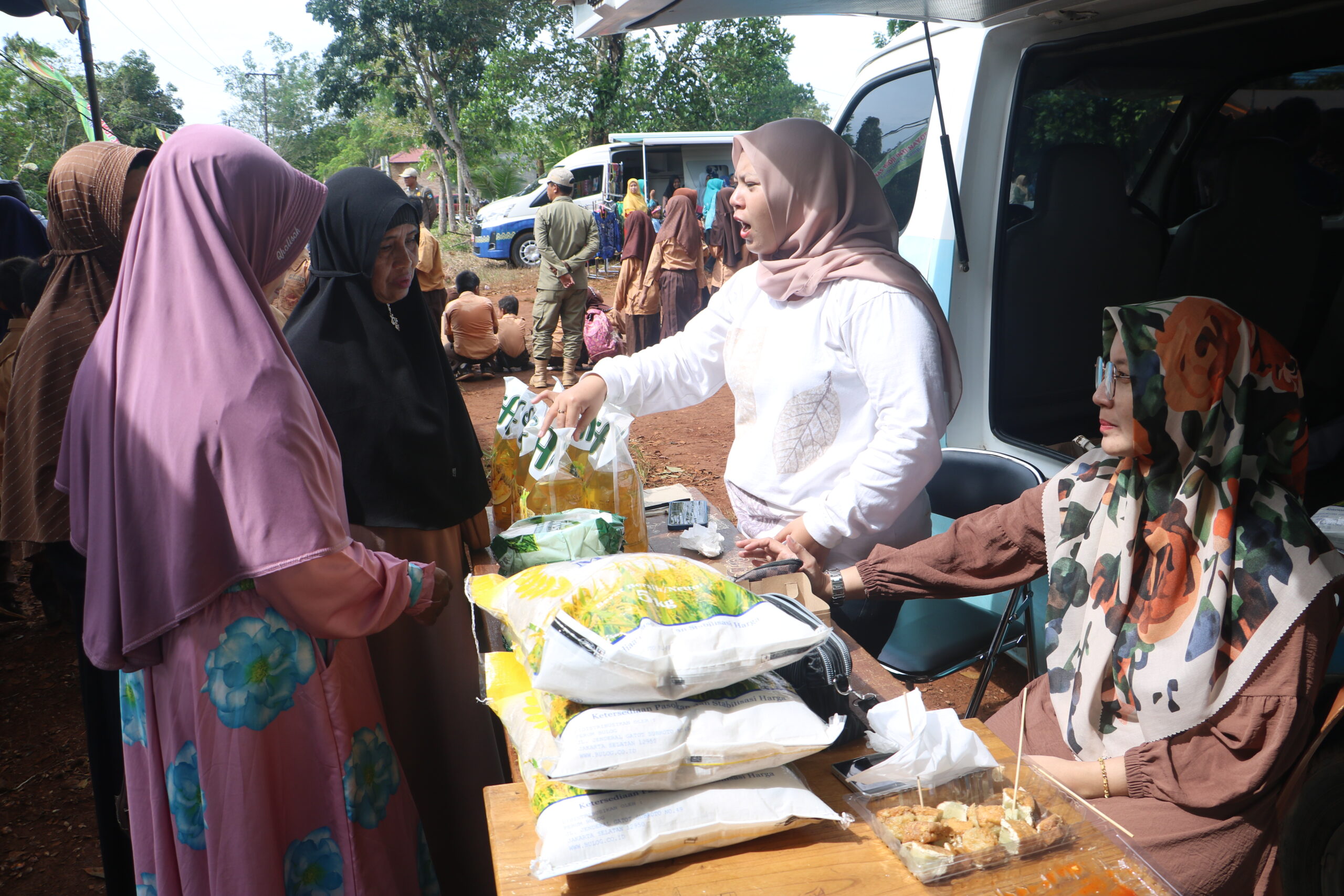 Ibu Rumah Tangga Terbantu Dengan Pasar Murah Di Desa Batu Tungku
