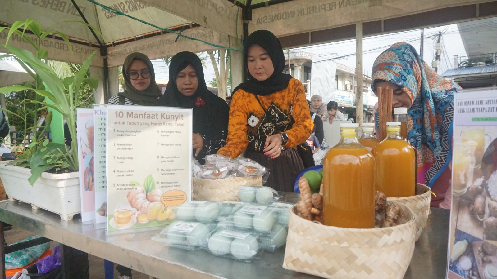 TP PKK Parsel Bagikan Jamu Dan Kue Saat Family Fun Day