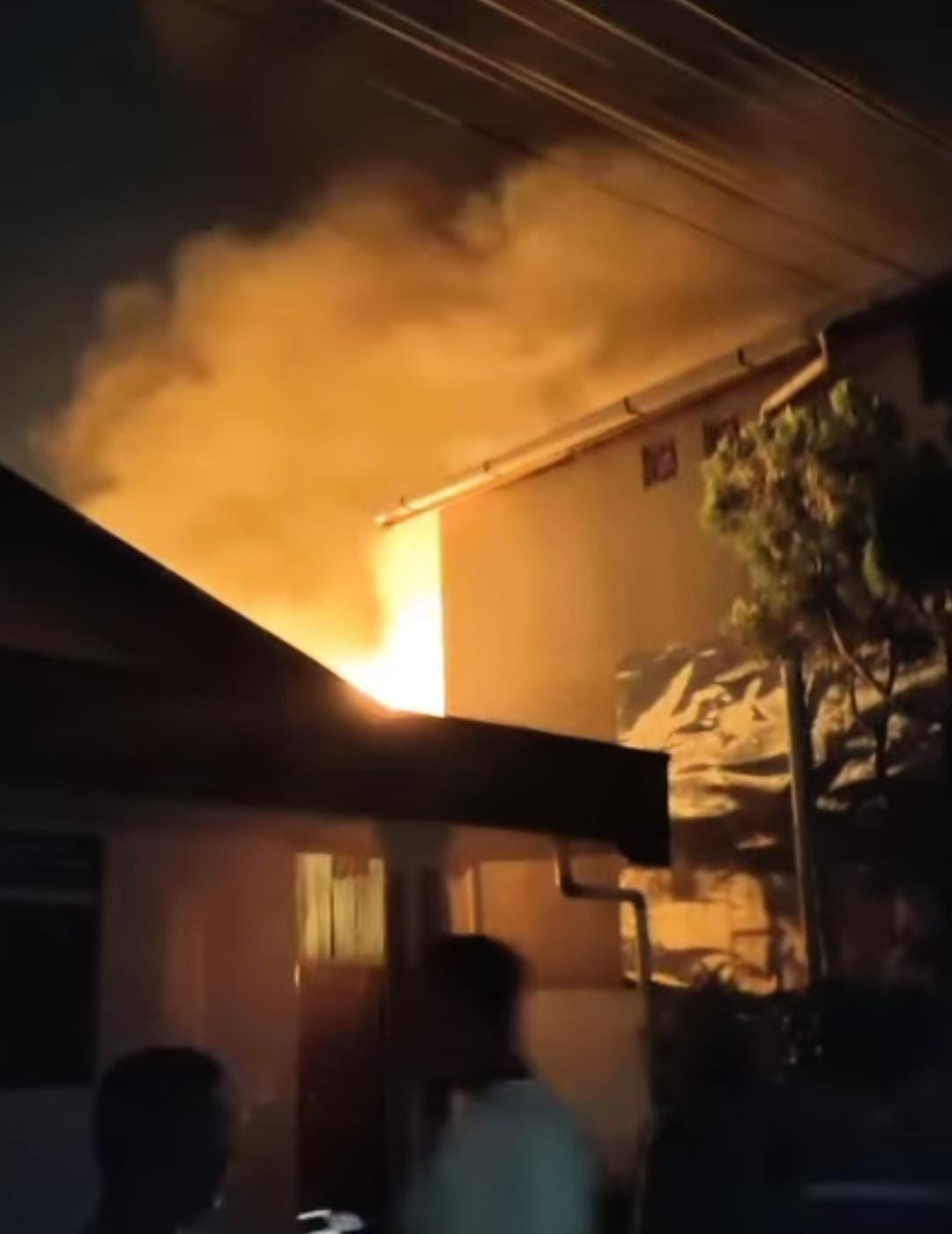 Api Berkobar di Gang Sepakat Jalan Sutoyo S Teluk Dalam , Hanguskan Satu Bangunan