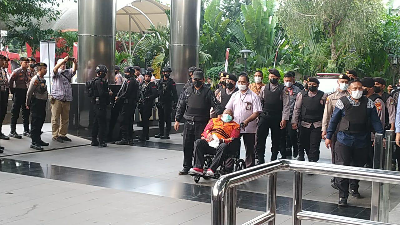 Lukas Di Bawa ke KPK, Usai Penundaan Penahanan Sementara