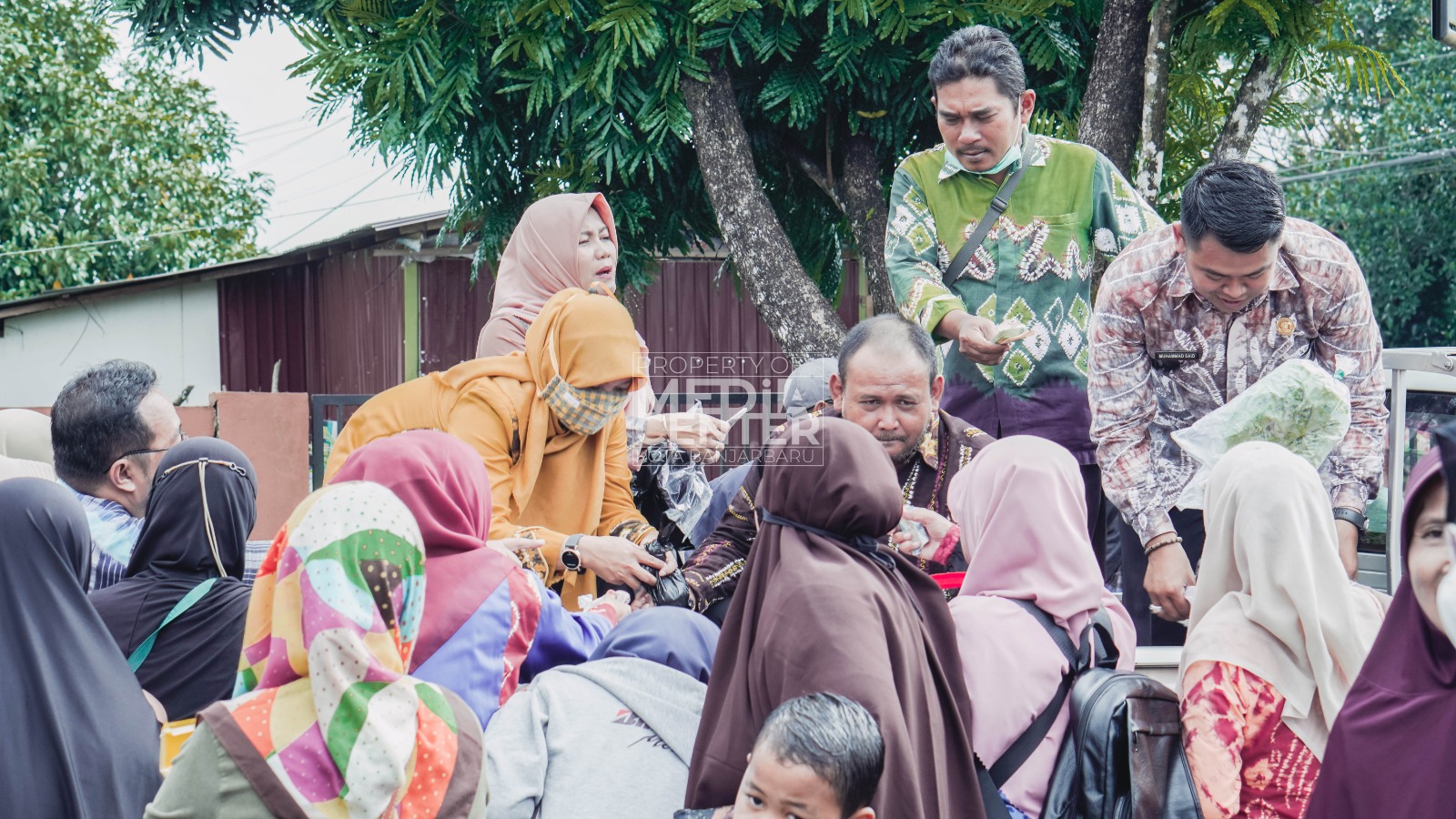 Warga Sungai Ulin Antusias Belanja Di Pasar Murah