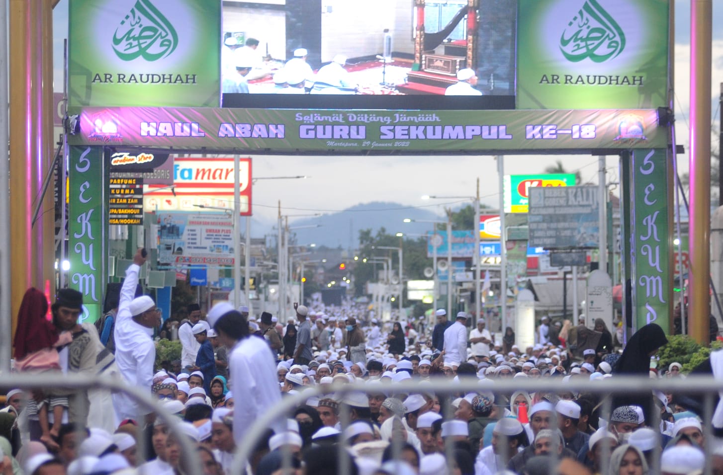 Jutaan Warga dari Berbagai Daerah Hadiri Haul Ke 18 Guru Sekumpul