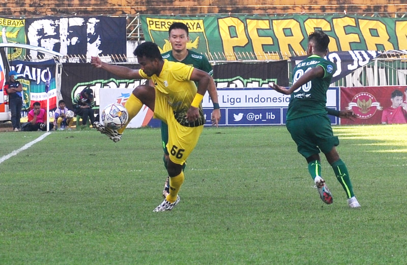 Laga Kandang , Barito Putera Menang Tipis 2-1 atas Persebaya