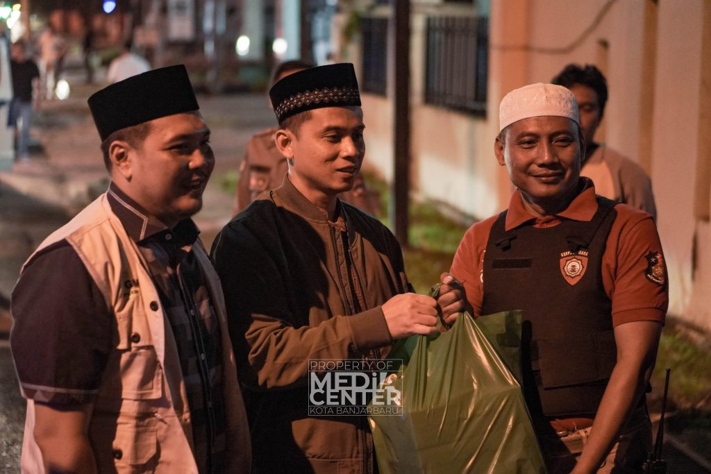 Grebek Sahur, Aditya Bagikan 700 Paket Untuk Warga Banjarbaru