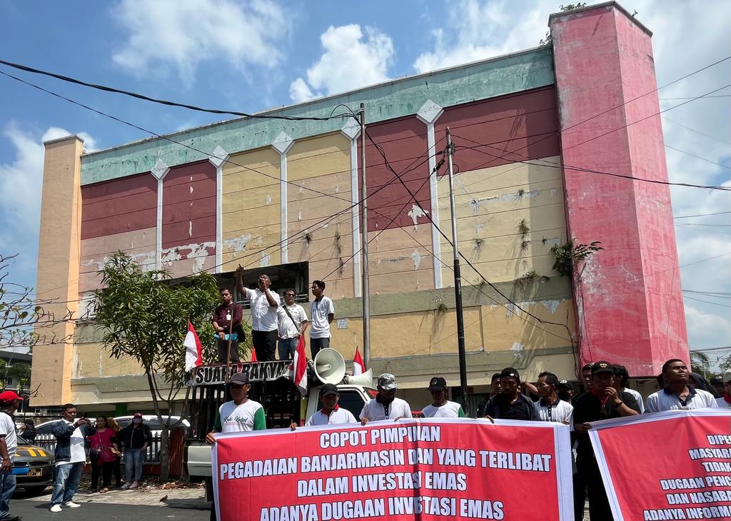 Diduga Selewengkan Dana Nasabah, Kaki Kalsel Bersama Korban Geruduk Kantor Pegadaian Banjarmasin