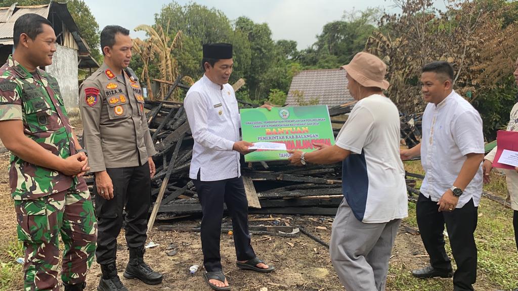 Bupati Balangan Salurkan Bantuan Uang Tali Asih Bagi Korban Kebakaran Di  Haur Batu