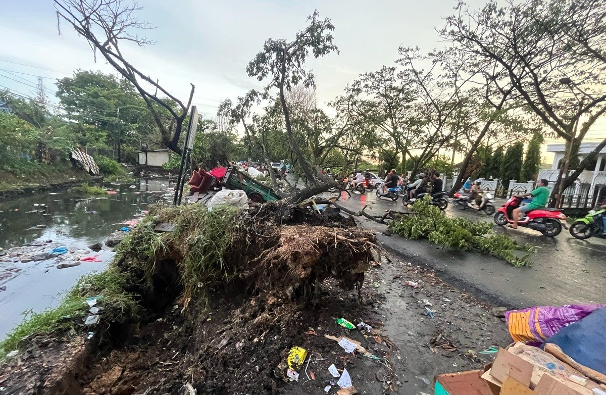 Pohon Tumbang, Atap Beterbangan, Hujan Deras dan Angin Kencang Terjang Banjarmasin dan Sekitarnya