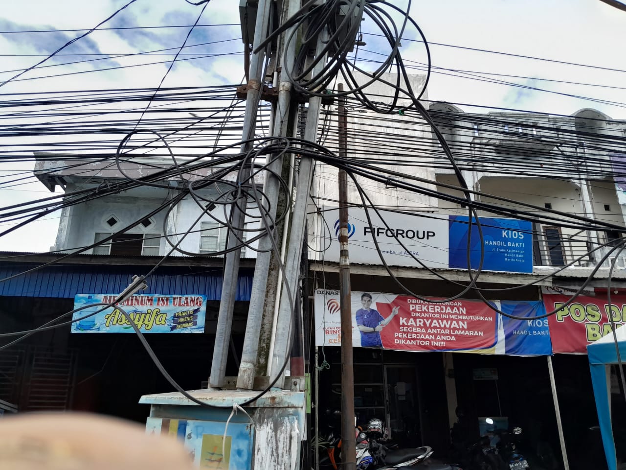 Semrawut, Warga Barito Kuala 'Dihantui' Juntaian Kabel-Kabel Hingga Bikin Penyangga Sendiri