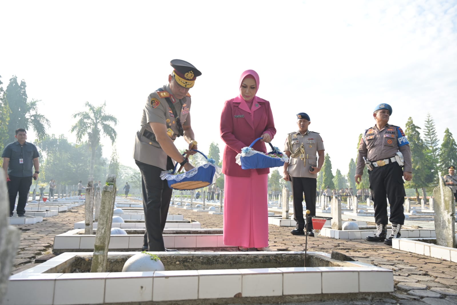 Kapolda Kalsel Irjen Pol Andi Rian R Djajadi Pimpin Tabur Bunga di TMP Bumi Kencana Banjarbaru