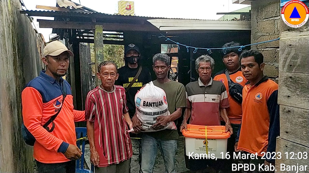 BPBD Banjar Salurkan Bantuan Korban Kebakaran di Gang Karya Martapura