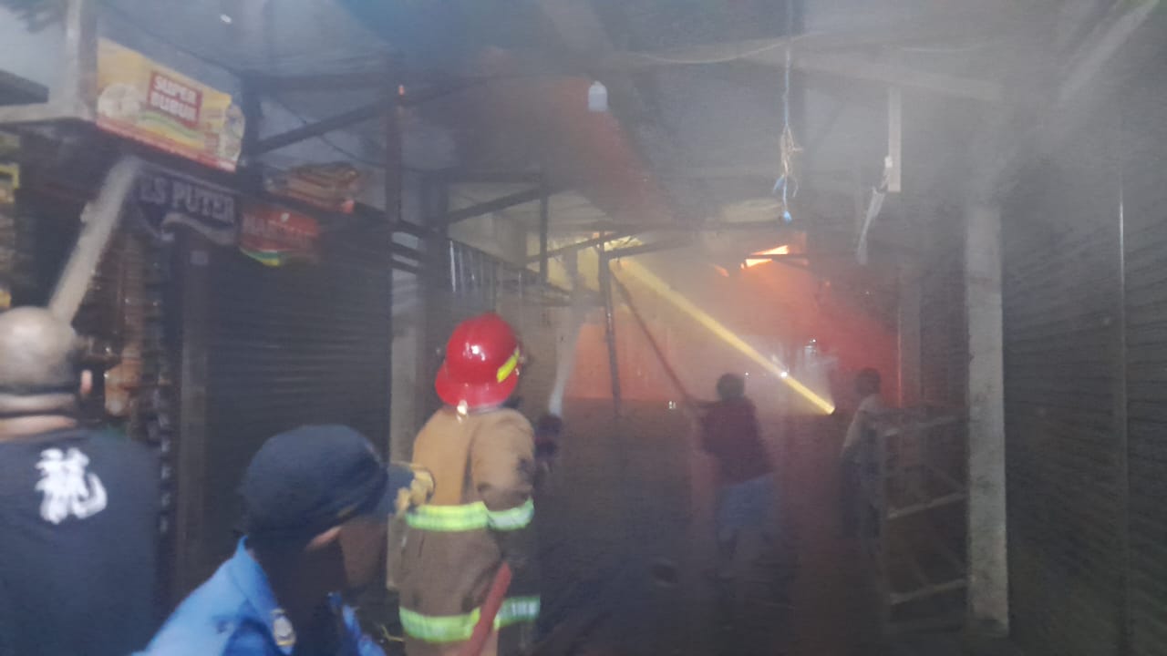 Kebakaran Hanguskan Puluhan Toko di Pasar Taibah Martapura