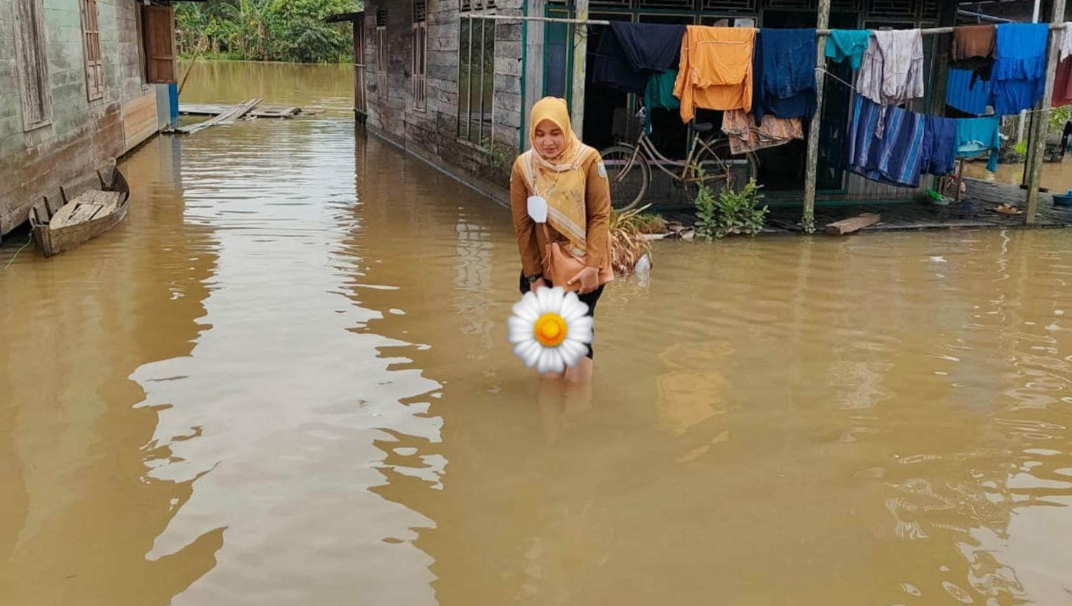 Petugas Medis Rela Terjang Banjir Di Astambul , Demi Berikan Layanan Untuk Ibu Hamil