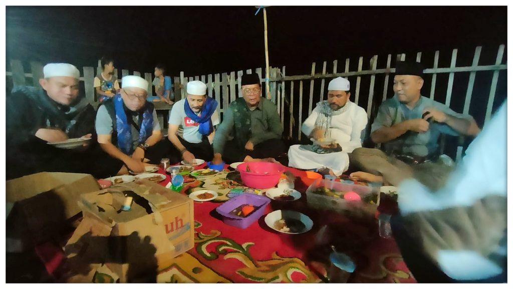 Paman Birin Sahur Bersama Dengan Warga Pengambangan