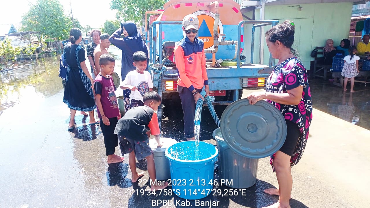 Dua Truk Tangki Dikerahkan Suplai Air Bersih Untuk Warga Terdampak Banjir di Martapura Barat