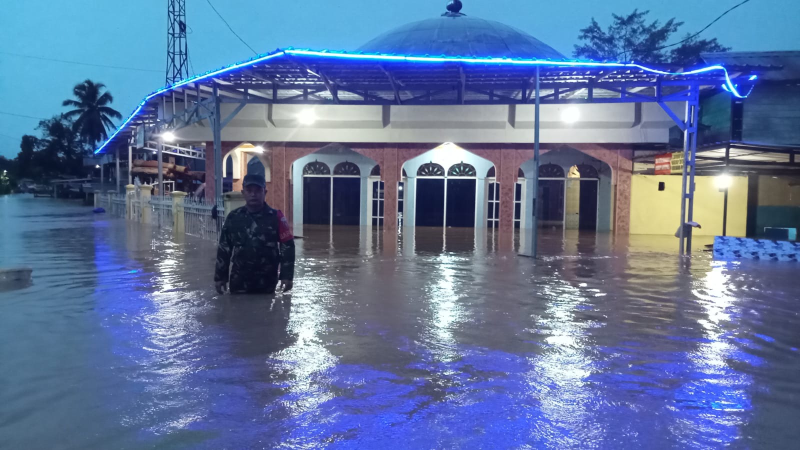 Banjir Melanda Wilayah Pengaron, Personil TNI Siaga