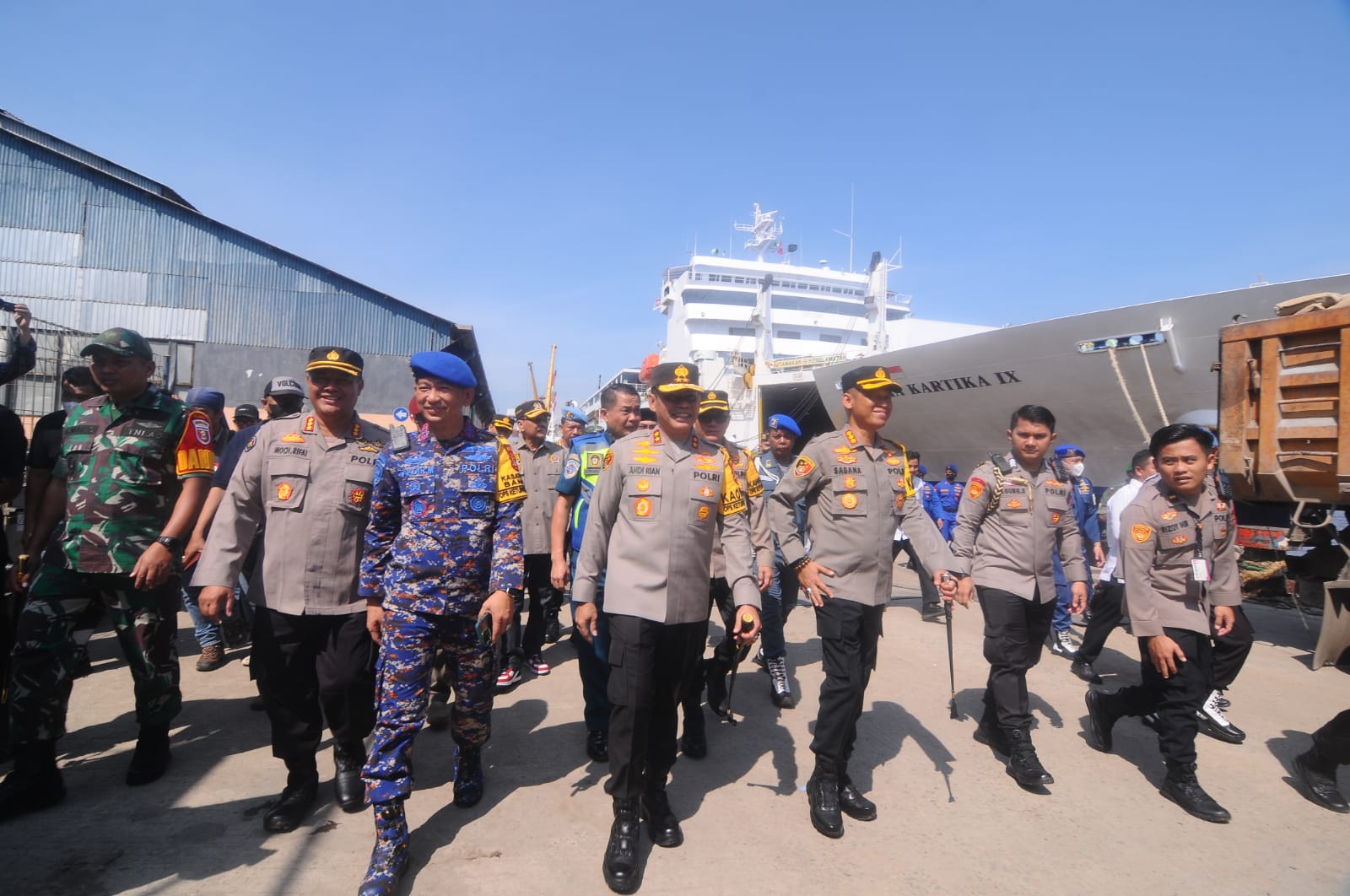 Pastikan Keamanan Mudik, Kapolda Kalsel Irjen Andi Rian R Djajadi Pantau Pelabuhan Trisakti dan Bandara Syamsudin Noor
