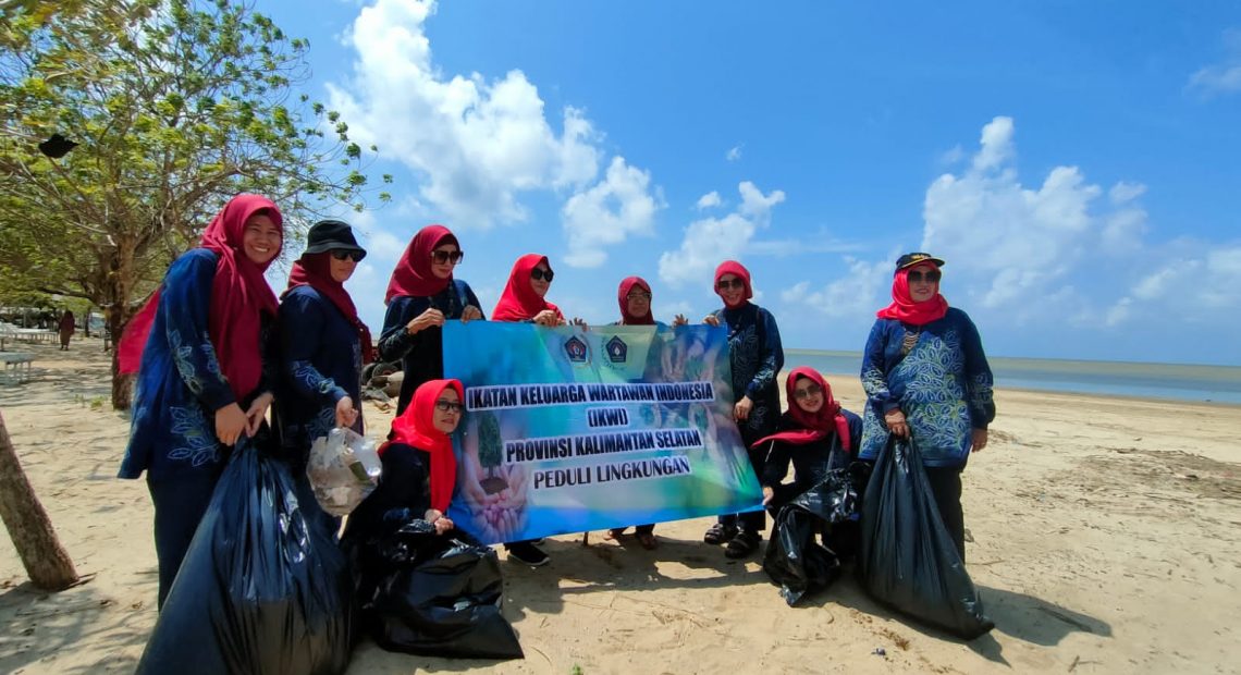 IKWI Kalsel Gotong Royong Bersihkan Pantai Batakan Baru