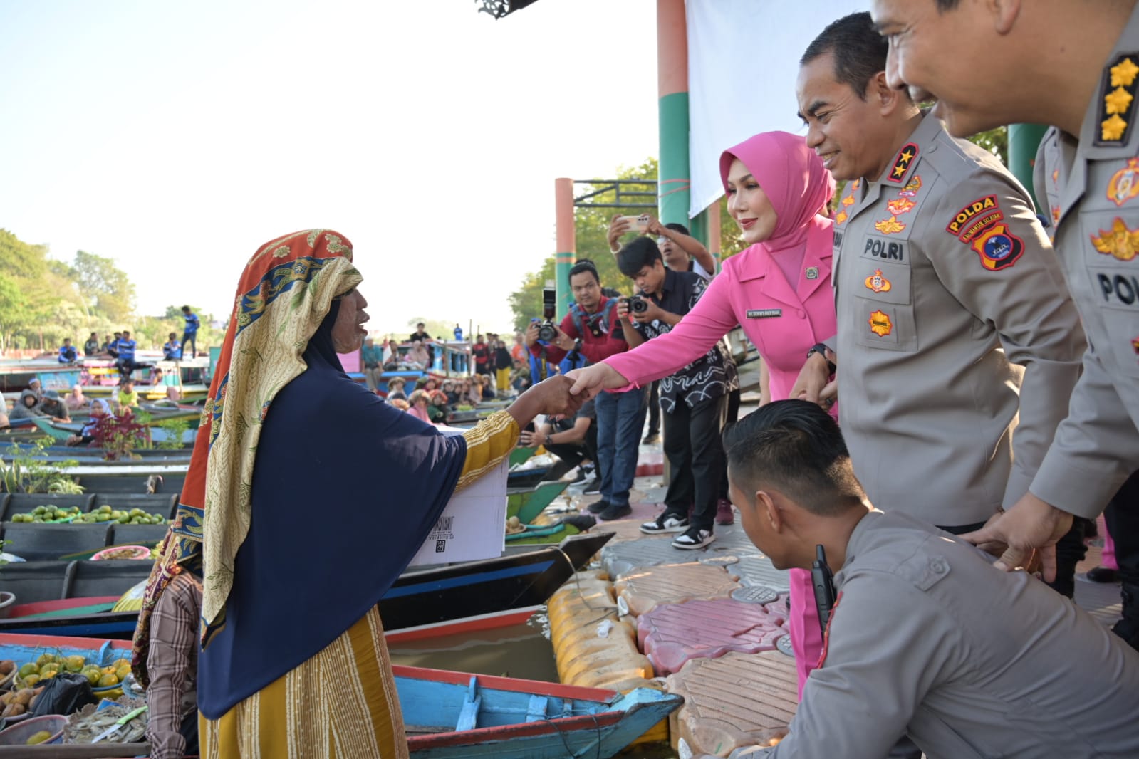 Kapolda Kalsel Bagikan 500 Paket Sembako Kepada Pedagang Pasar Terapung