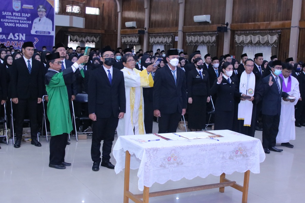 Saidi Mansyur Lantik Ratusan PNS/CPNS