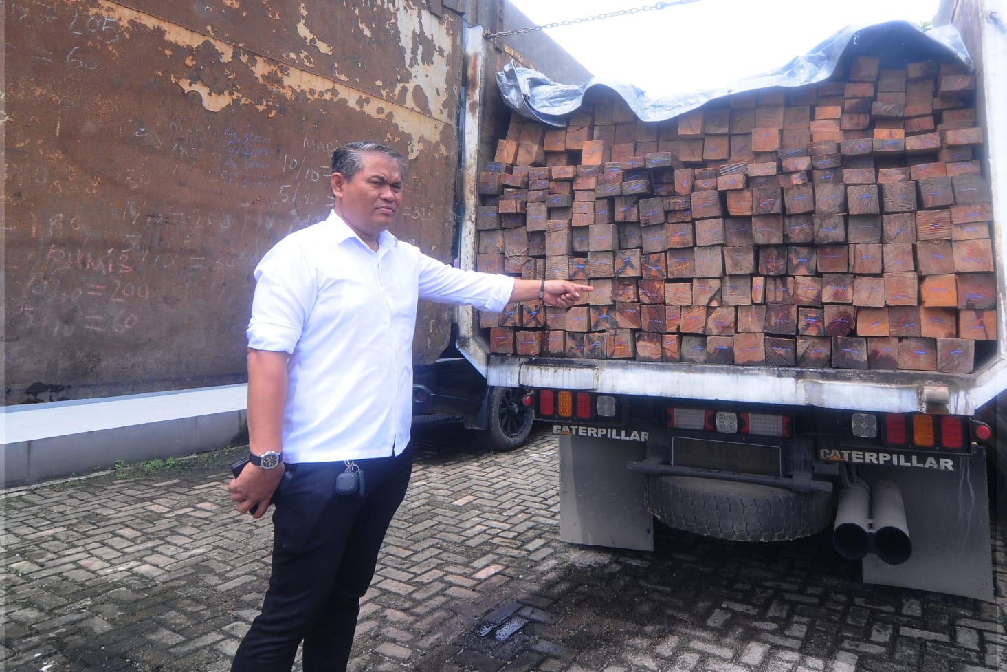 Jajaran Ditreskrimsus Polda Kalsel Amankan    371 Potong Kayu Ulin asal Kalteng