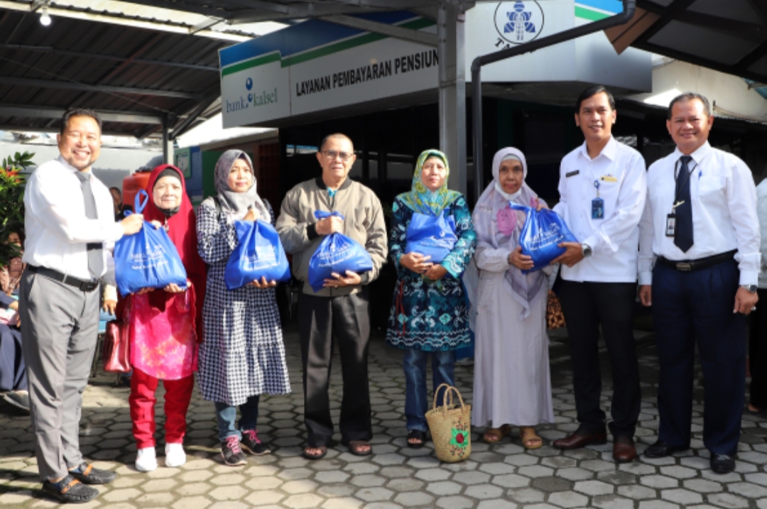 Bank Kalsel Bagikan 3.760 Paket Ramadhan Untuk Pensiunan Taspen