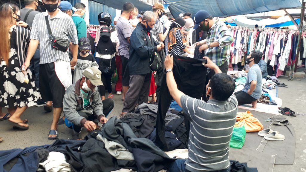 Aneka Pakaian Import “Branded” Laris Manis Di Pasar Tungging Banjarmasin