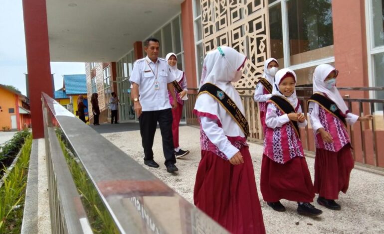 Duta Literasi SDN 4 Angsau Pelaihari Kunjungi Perpustakaan Palnam