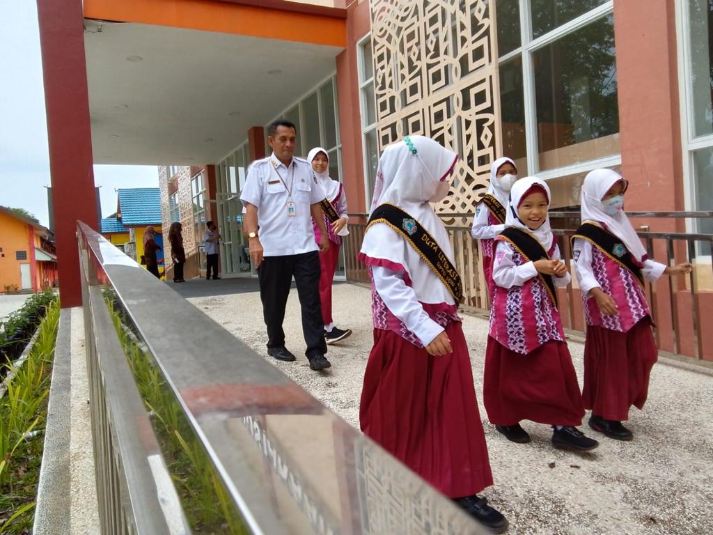 Duta Literasi SDN 4 Angsau Pelaihari Kunjungi Perpustakaan Palnam