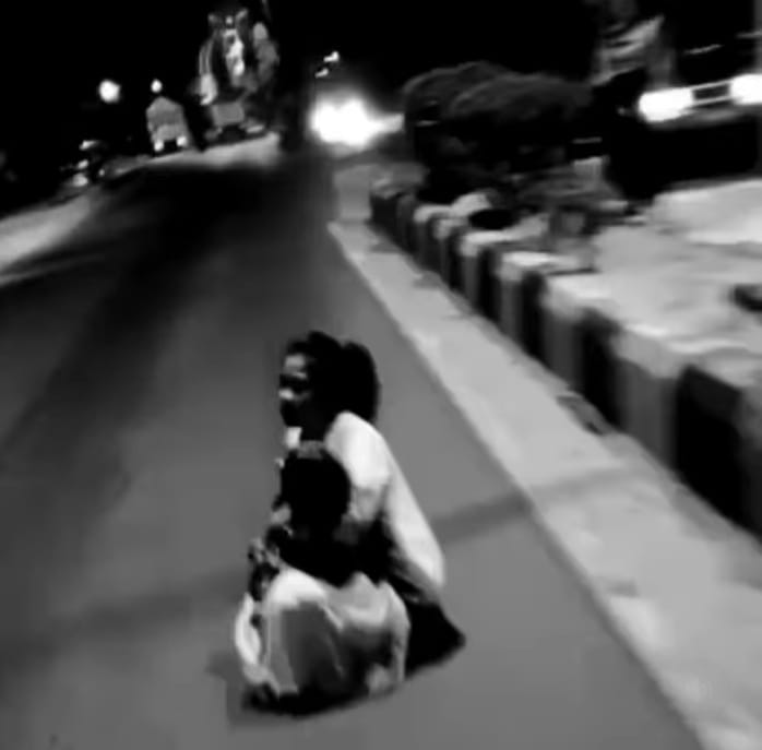 Ngeri ! Video Viral seorang Ibu Gendong Anaknya yang Diduga Di Bacoknya Tewas Berlumuran Darah