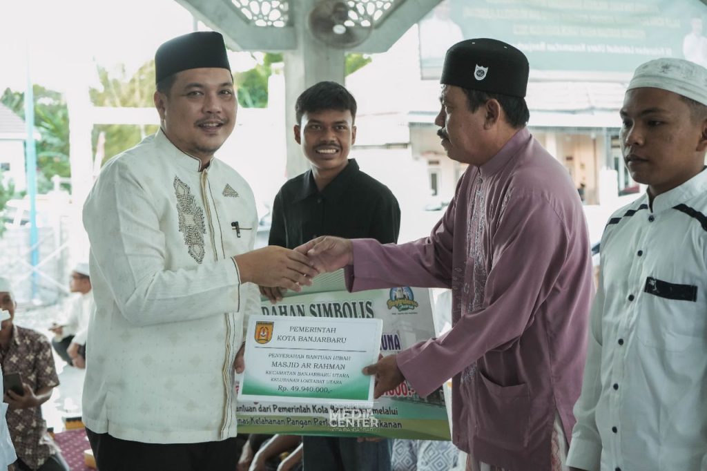 Walikota Banjarbaru Brikan Bantuan Untuk Masjid dan Mushola di Loktabat Utara