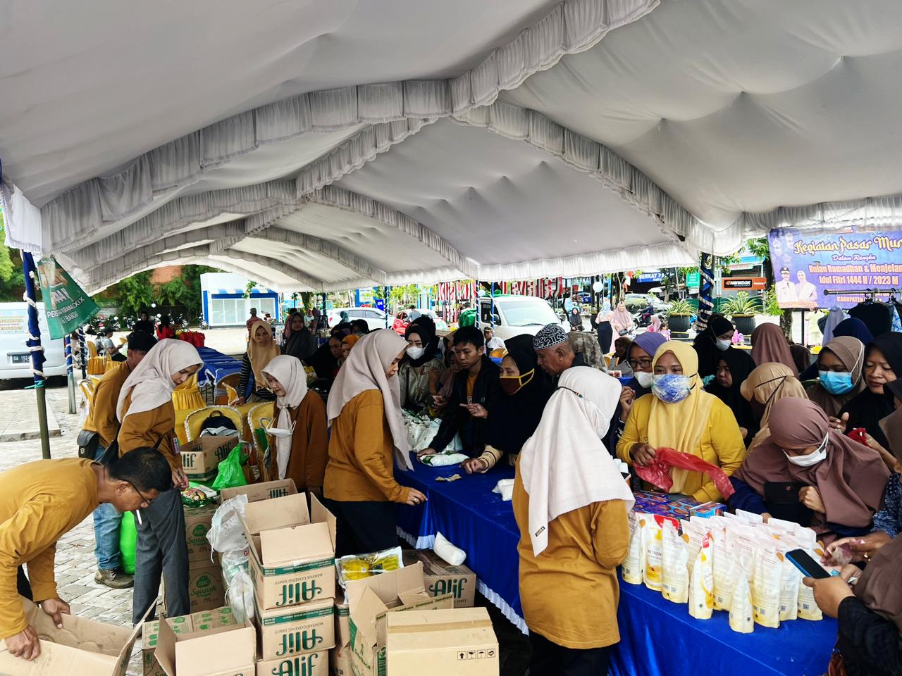 Warga Martapura Serbu Pasar Murah Ramadhan , Berburu Sembako