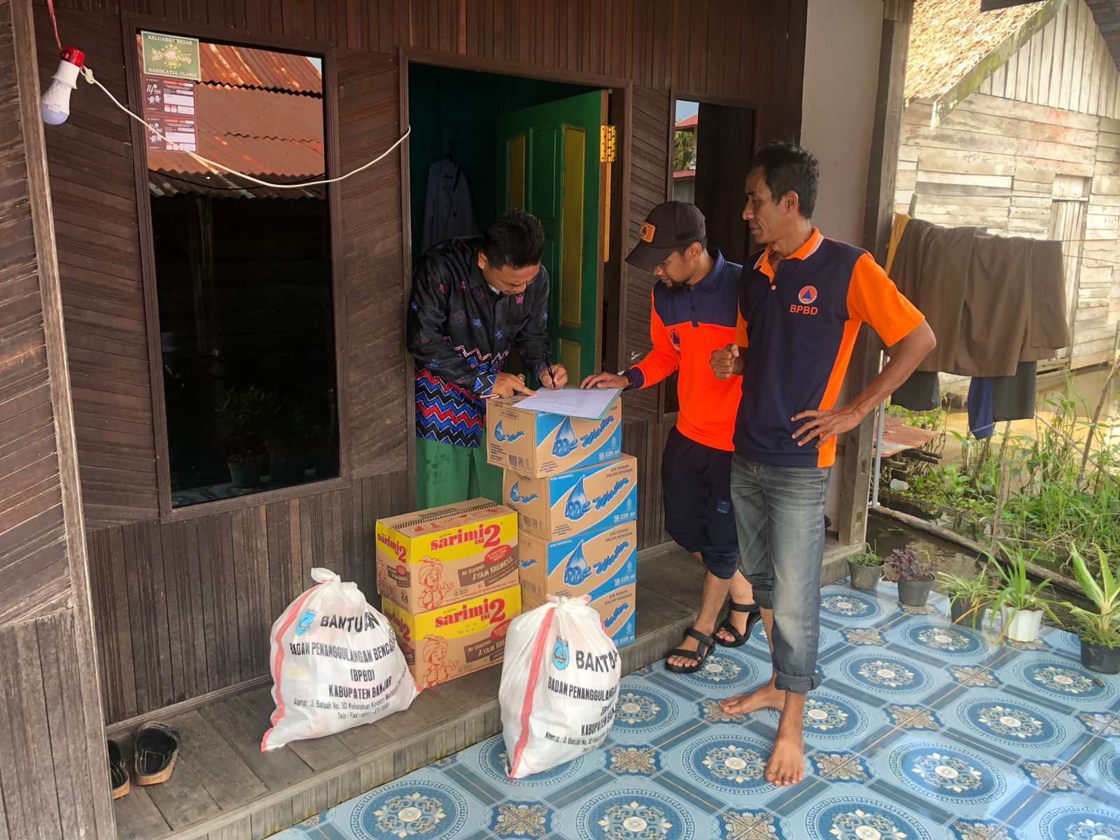 BPBD Salurkan Bantuan Untuk Korban Angin Puting Beliung di Kecamatan Sungai Tabuk