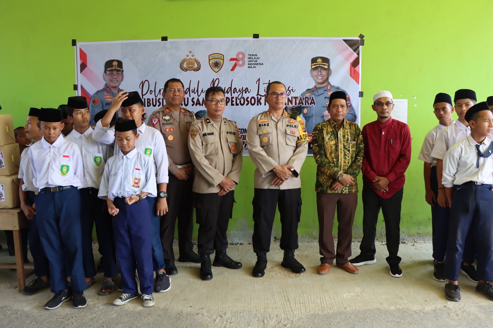 Distribusikan Buku, Kapolres Batola : Pentingnya Menumbuhkan Minat Baca Sejak Dini