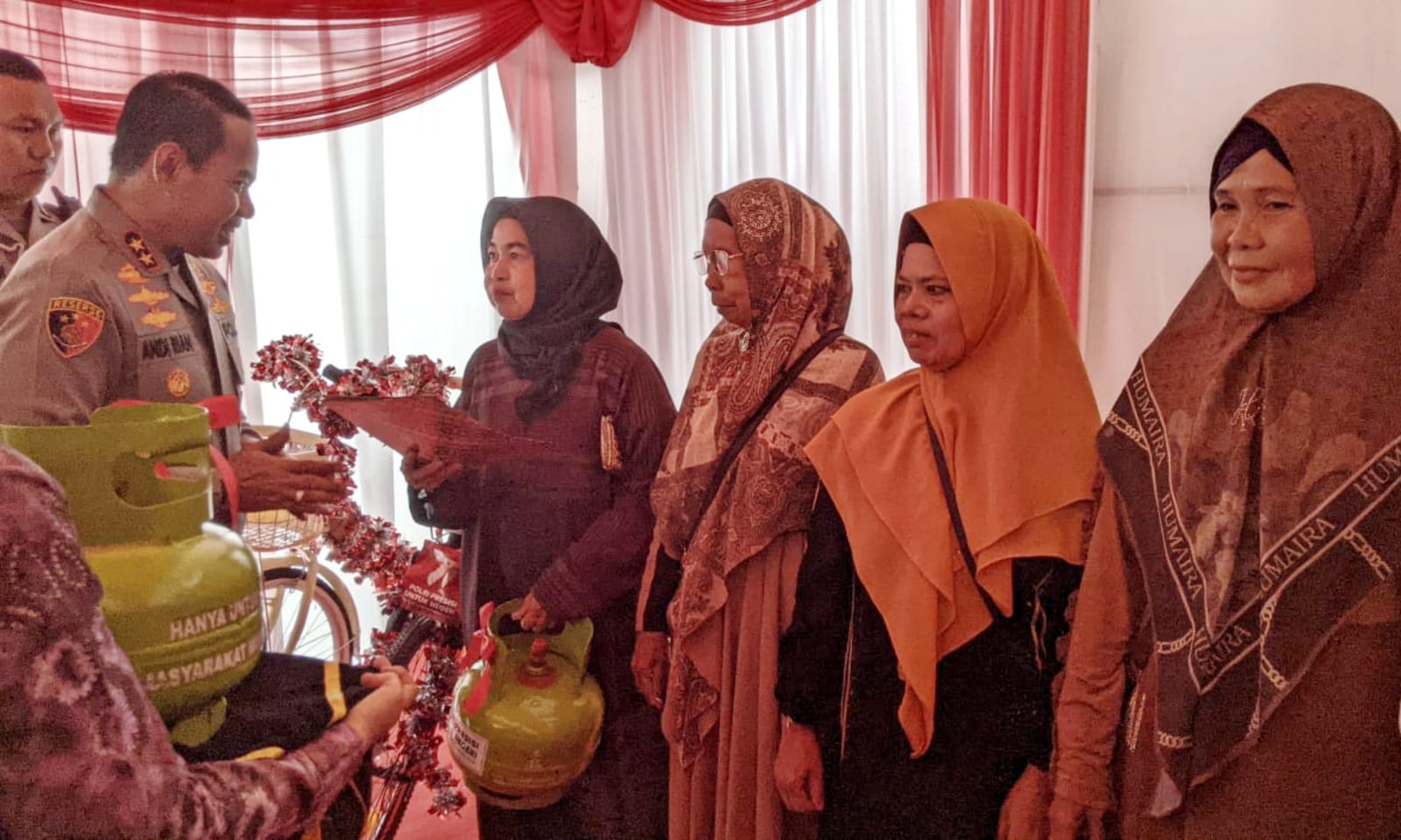 Ringankan Beban Ekonomi Masyarakat, Polda Kalsel Gandeng Lazis Assalam Fil Alamin Bagikan Gas Elpiji