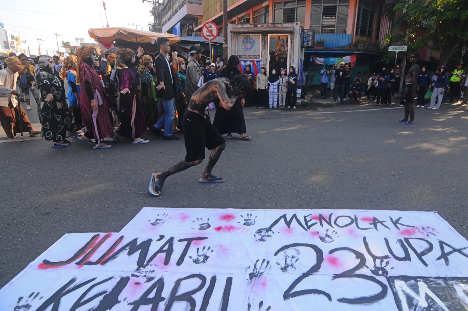 Menolak Lupa Jumat Kelabu, Sanggar Titian Barantai Replikasikan Peristiwa Kelam 27 Tahun Silam