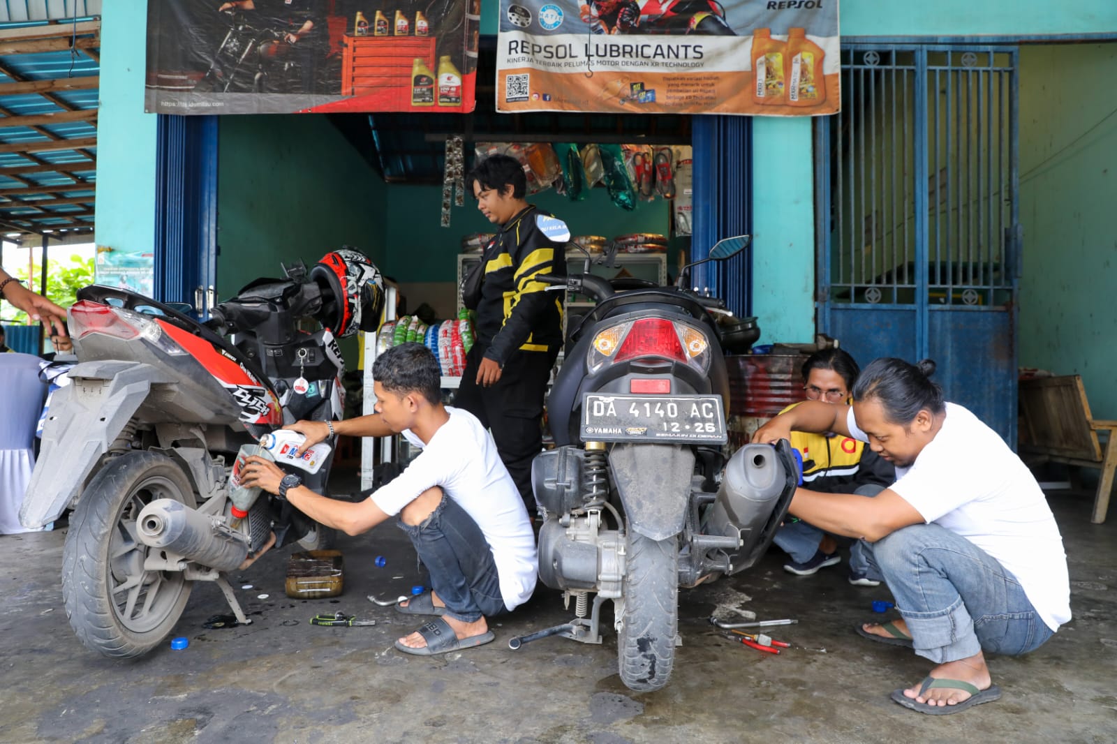 Orang Muda Ganjar Kalsel Peduli Driver Ojol dengan Ganti Oli Gratis
