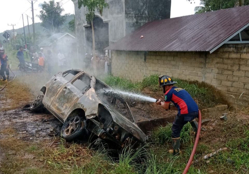 Geger Mobil Terbakar di Banua Lawas Takisung