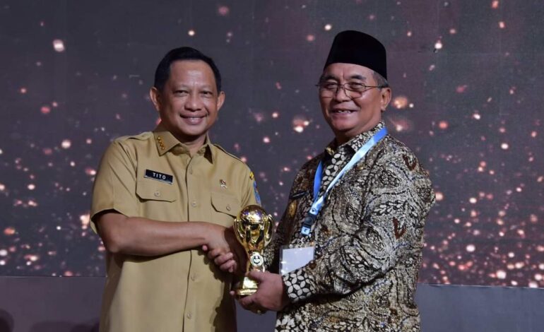 Bupati HSS Terima Penghargaan Universal Health Coverage Award  2023