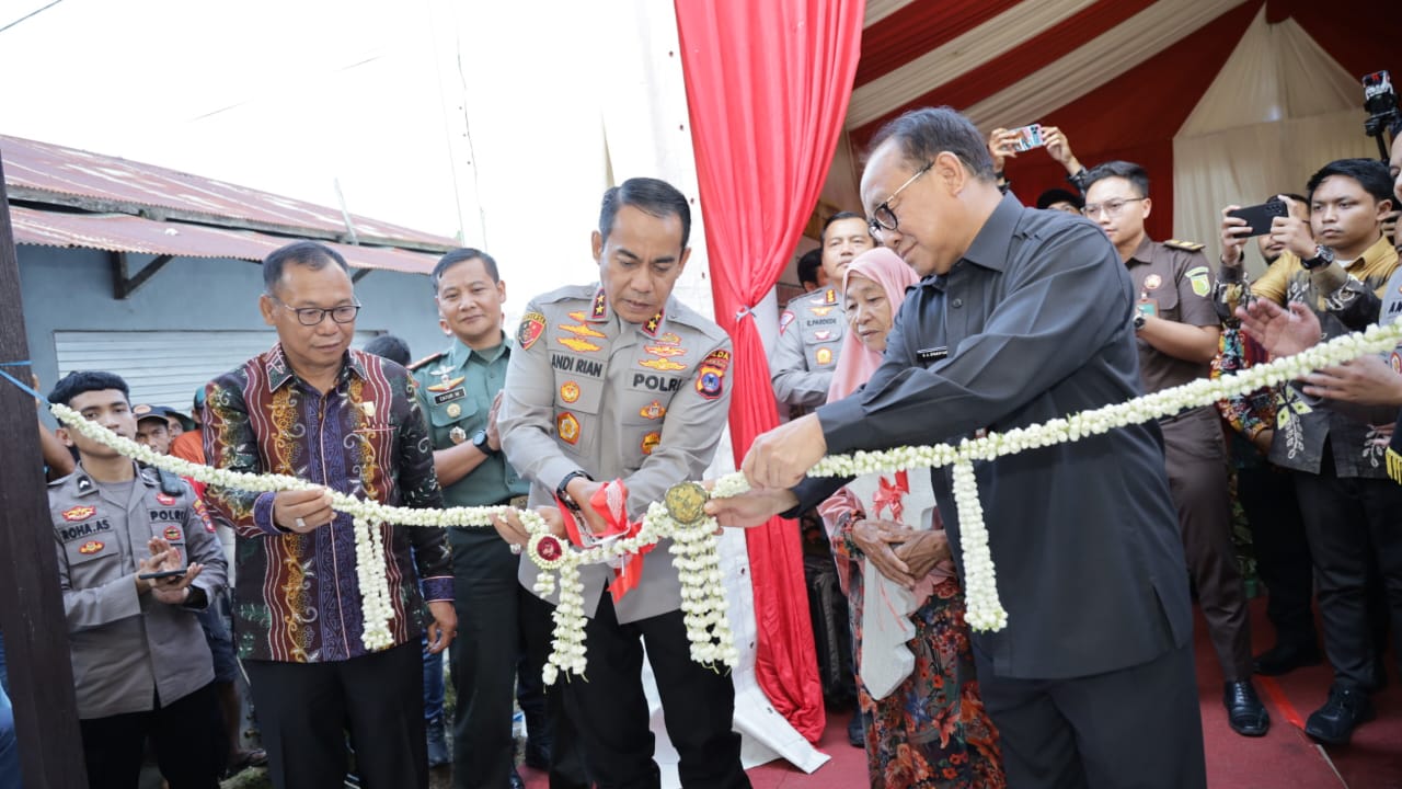 Kapolda Resmikan Program Bedah Rumah di Kabupaten Tabalong