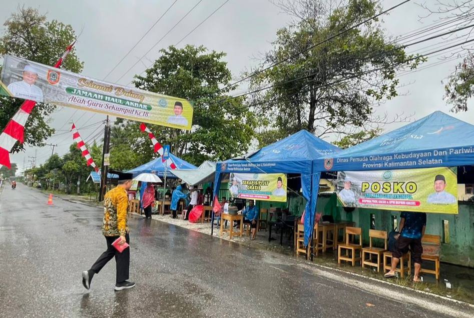 Rest Area Dispora Kalsel Dan BKPRMI Sediakan Gorengan dan Pentol Gratis Bagi Jemaah Haul