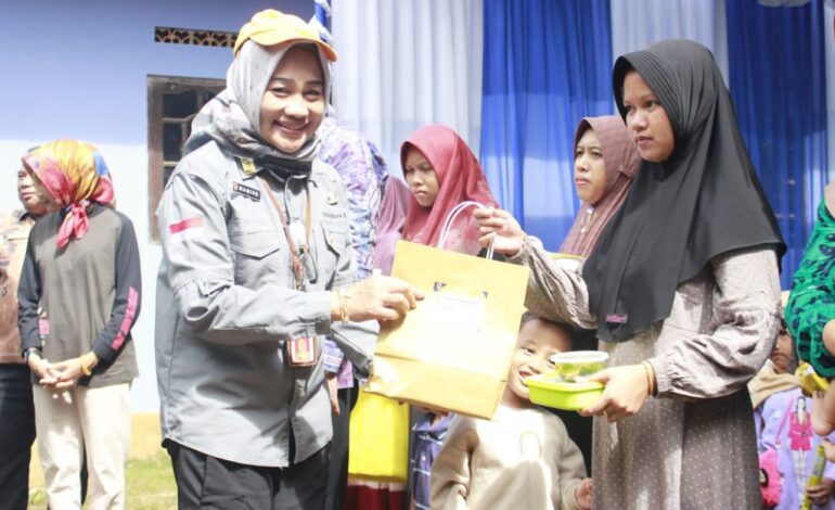 Hari Gizi Nasional, Disbunnak Kalsel Bagikan Paket Makanan Berprotein Hewani