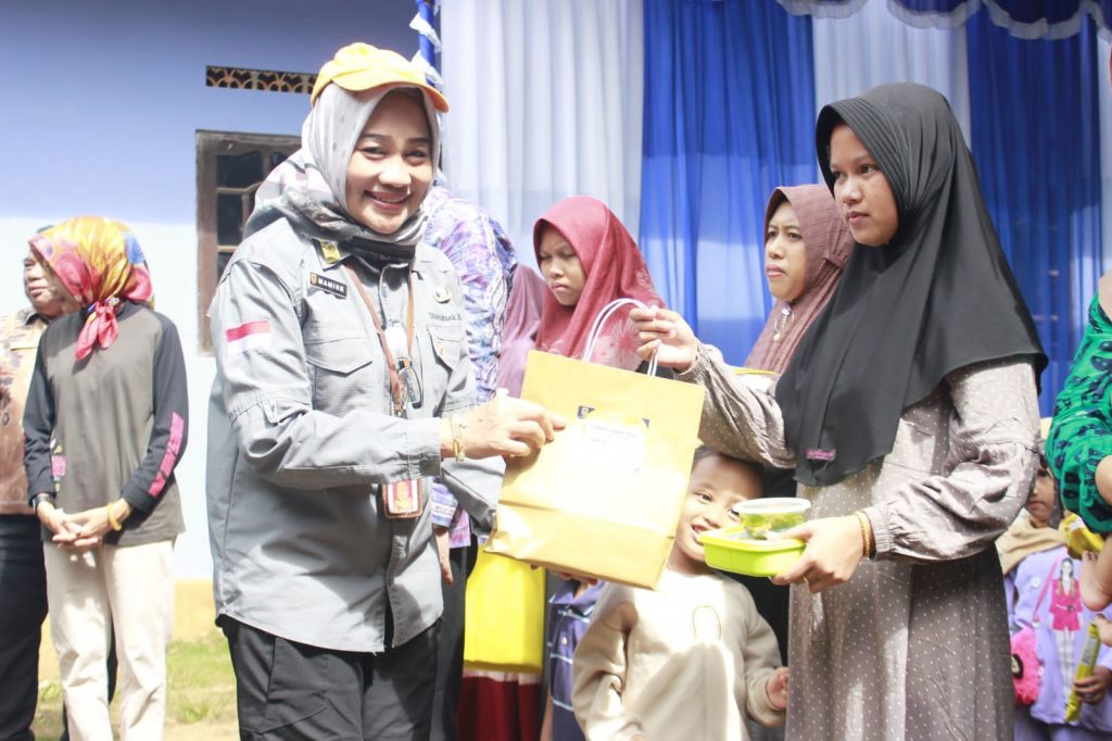 Hari Gizi Nasional, Disbunnak Kalsel Bagikan Paket Makanan Berprotein Hewani