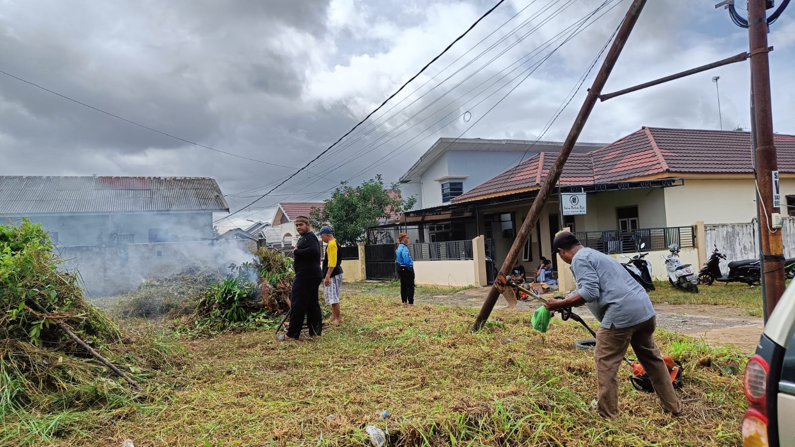 Puluhan Warga Gotong Royong Bersihkan Pekarangan Untuk Area Parkir Jemaah Haul Guru Sekumpul