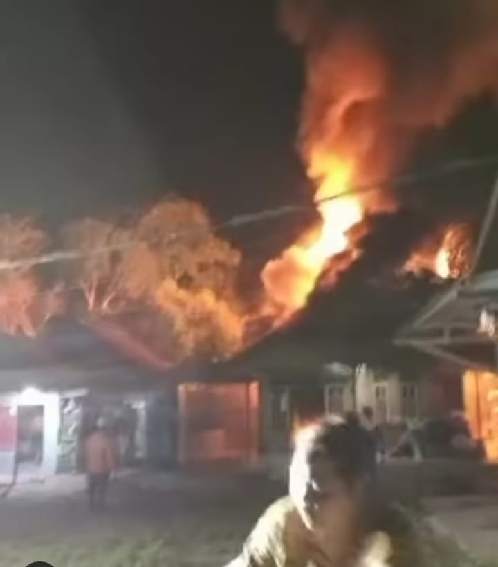 Api Berkobar di Dekat Kubah Guru Kapuh Kandangan, Empat Rumah Terdampak