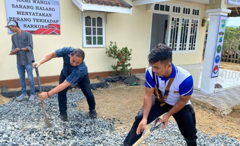 Relawan Gotong Royong di Posko Kampung Bebas Narkoba Sarang Halang