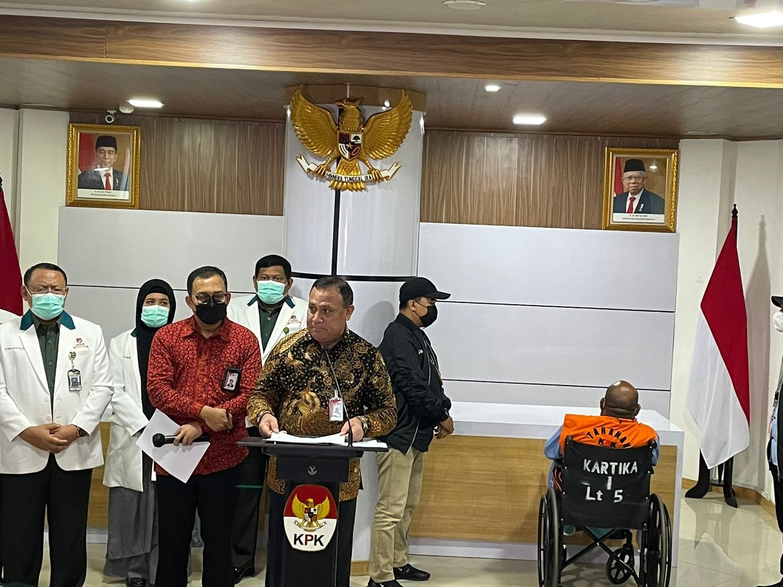 Gubernur Papua Lukas Enembe Ditahan KPK , Kemudian di Bantarkan   ?