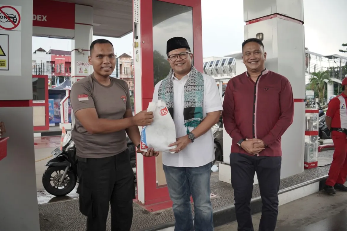Energi Penuh Berkah : Pertamina Patra Niaga Bagikan Takjil di Martapura