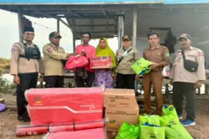Korban Kebakaran dan Puting Beliung Di Satui Terima Bantuan Dari Dinsos Tanbu