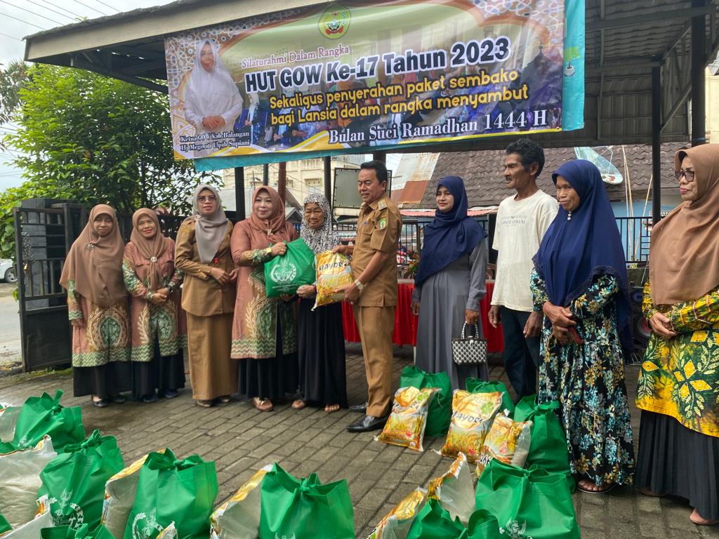 GOW Balangan Bagikan 30 Paket Sembako Untuk Lansia